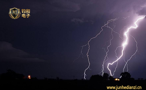 钧和电子分享美国犹他湖附近遭雷击引发大火 钧和电子分享美国犹他湖附近遭雷击引发大火